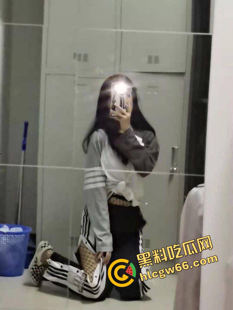 四川师大骚货『李伊丹』表面学霸私下贱母狗,穿JK舔屌求插,男友自拍操成精盆婊子流出!-2