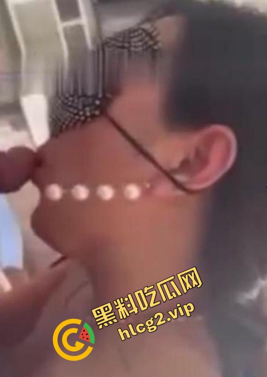 快手网红熟女『女人本色』跟儿子乱伦啪啪视频流出!大奶丝袜骚人妻跪舔口交!-8