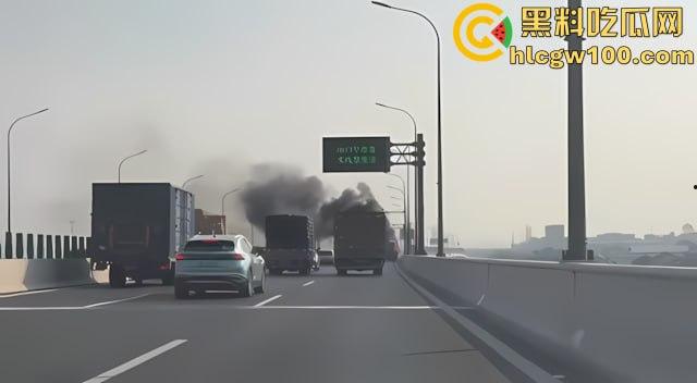 【我的世界】岩浆倒挂现实版，浙江慈溪高架货车起火，燃烧物坠落桥下， 烧出 ”火瀑布“-1