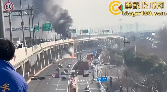 【我的世界】岩浆倒挂现实版，浙江慈溪高架货车起火，燃烧物坠落桥下， 烧出 ”火瀑布“-6