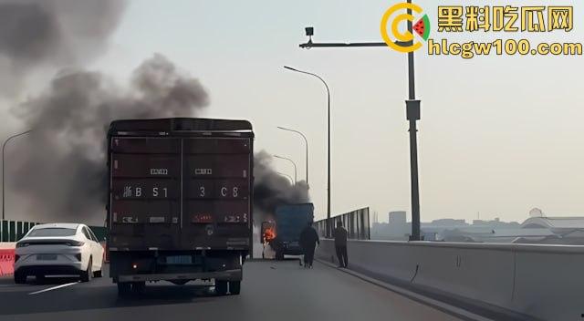 【我的世界】岩浆倒挂现实版，浙江慈溪高架货车起火，燃烧物坠落桥下， 烧出 ”火瀑布“-8