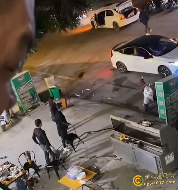 广东渔夫烧烤店发生乱斗火拼，一伙黑衣人手持砍刀见人就砍，烧烤店瞬间桌椅碎裂，楼上群众幸灾乐祸狂拍 ！-4
