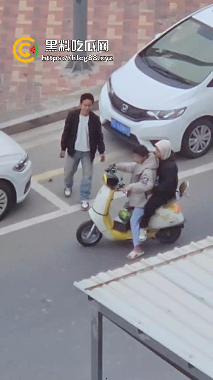 河南偷车小分队大白天开抢,一人爆车门硬撬,两傻逼骑小电驴望风,天网监控算个屁!-1