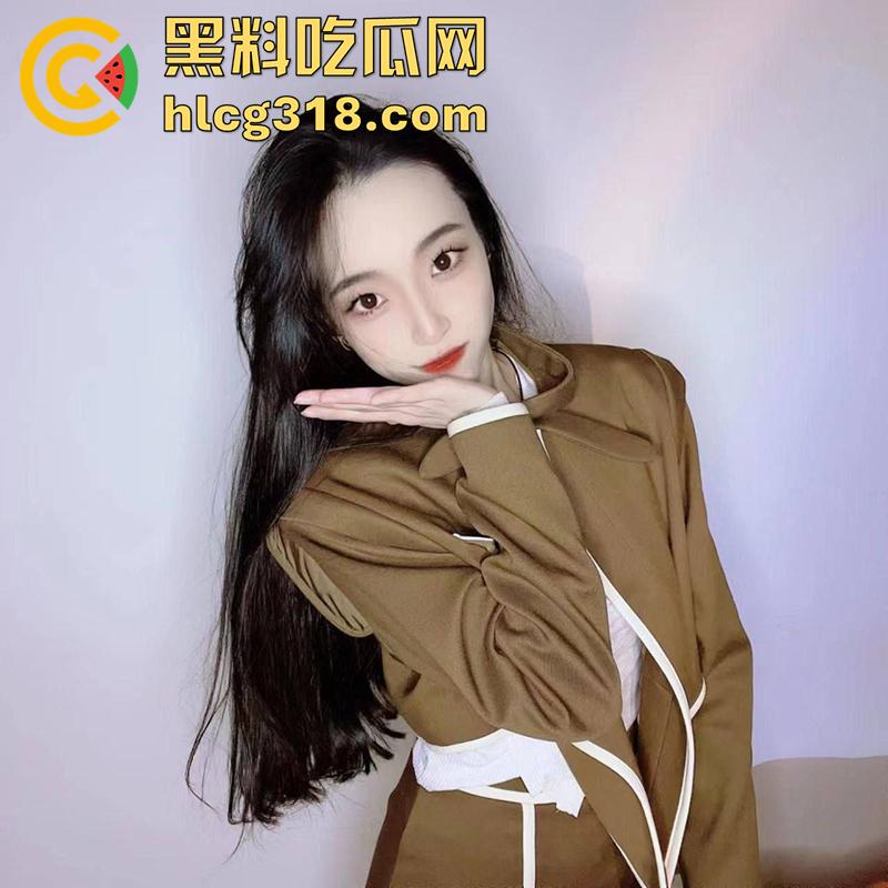 微博网红【一只小年糕呀】下海卖逼，穿渔网情趣跪地吃鸡，被金主爸爸怒射一脸，这身材太性感了！-1