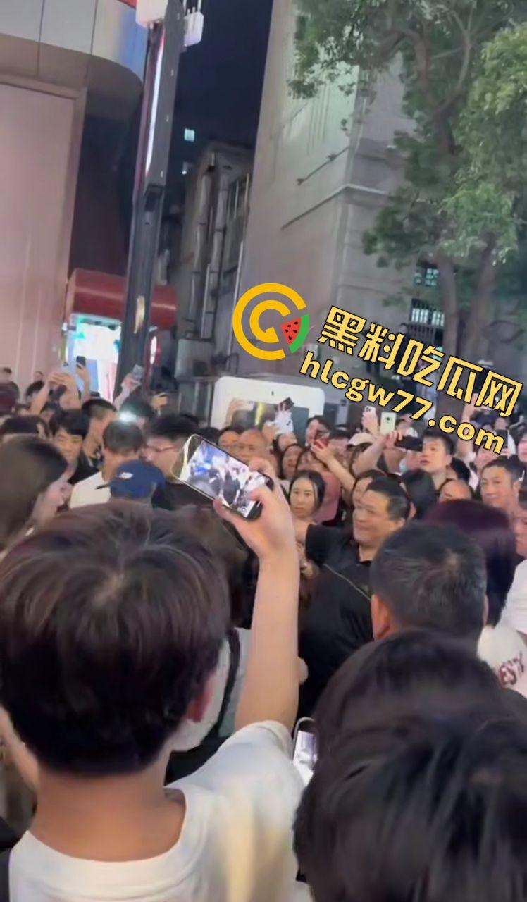 武汉街头“猥琐爷爷”偷拍少女！七旬老汉变态狂拍，嚣张叫嚣“本地人怕啥”，肖像权被踩脚下！-8