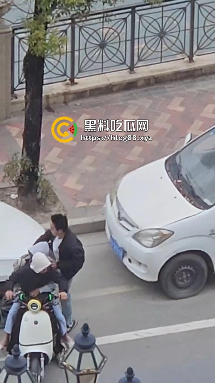 河南偷车小分队大白天开抢,一人爆车门硬撬,两傻逼骑小电驴望风,天网监控算个屁!-9