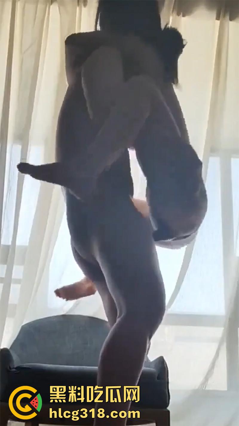 微博网红【一只小年糕呀】下海卖逼，穿渔网情趣跪地吃鸡，被金主爸爸怒射一脸，这身材太性感了！-6