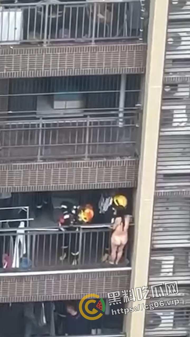 蜘蛛侠转世？发生火灾女子裸体徒手从十几层高楼爬下并安全获救 这阳台攀爬能力隔壁老王羡慕不已-6