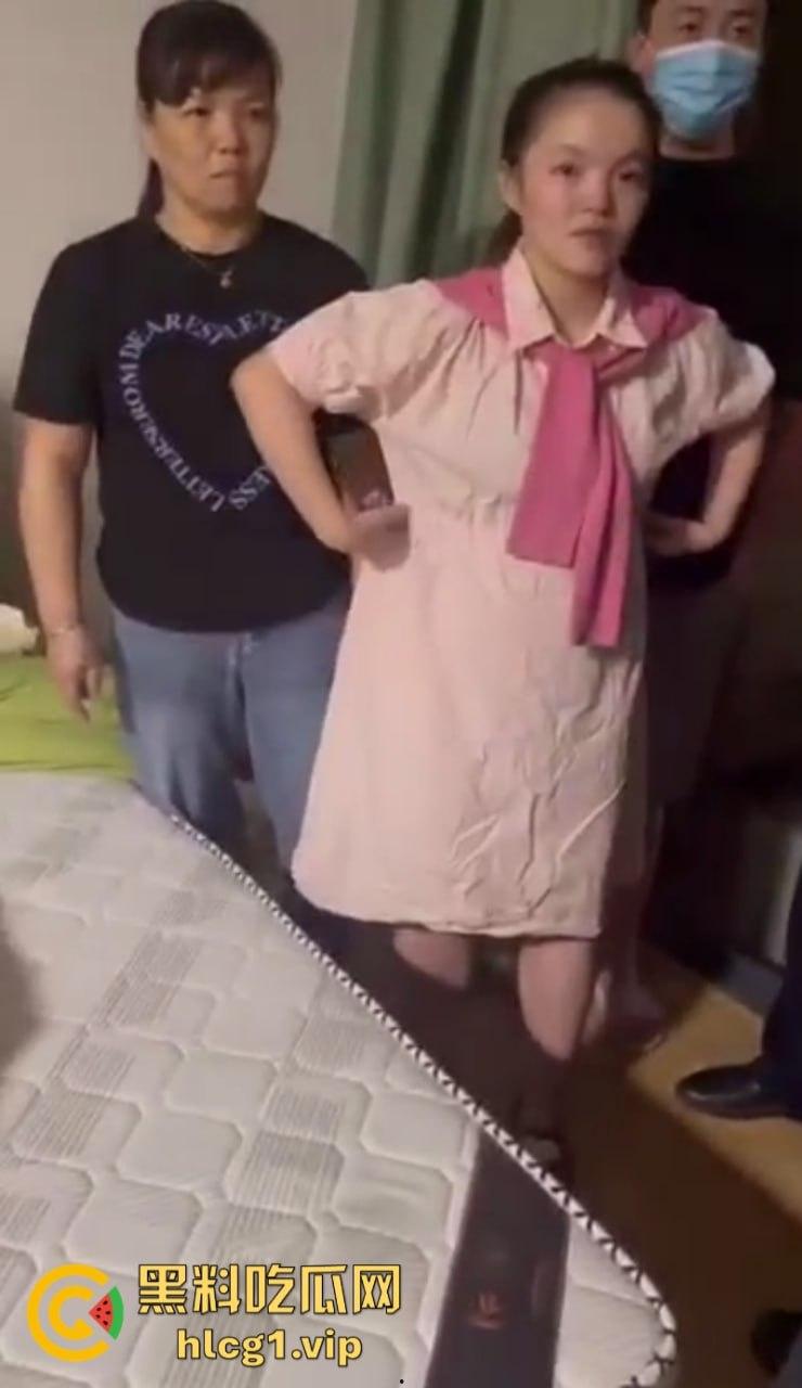 家花不如野花香！真实捉奸合集 堵在房间不管男女先暴打一顿！-6