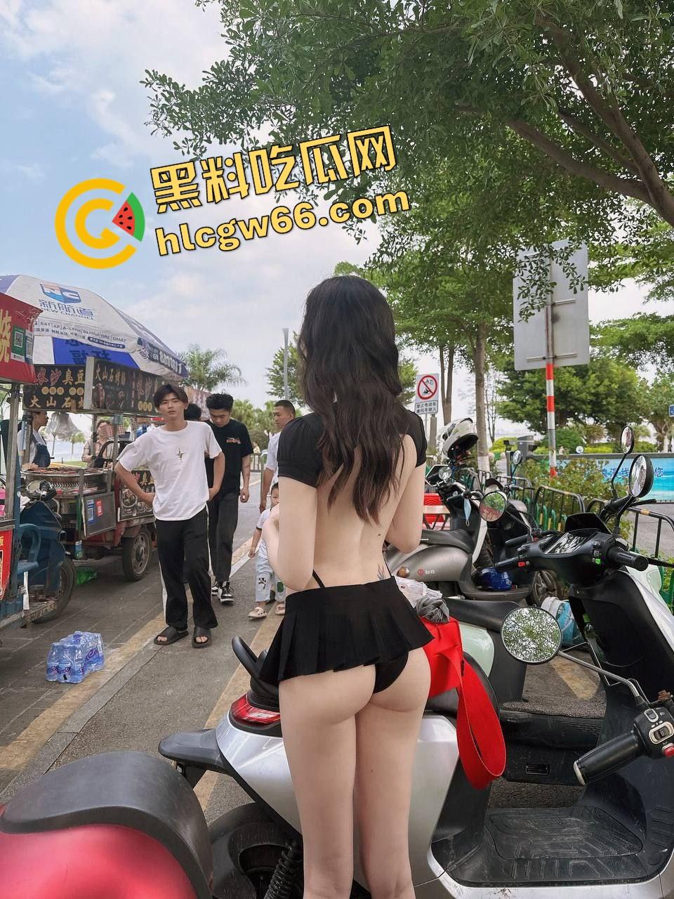 厦门老哥调教爱宠如母狗！街头穿情趣装趴地学狗叫，进男厕舔小便池，一边舔着还一脸享受！-8