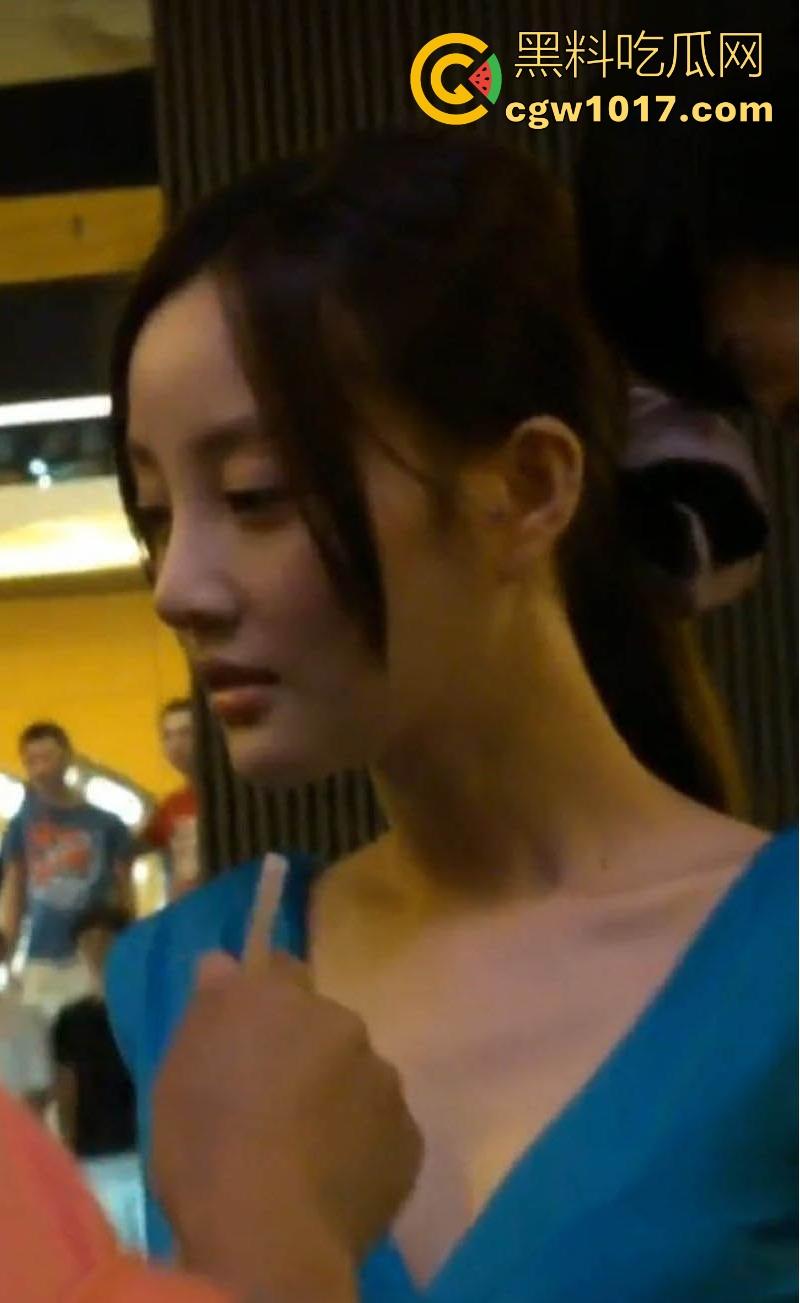 远古珍贵影像!大神竟抄底偷拍李小璐,深蓝包臀裙炸场蜂腰翘臀沟壑深邃,凸显柔韧曲线,当年真不怪pgone!-3