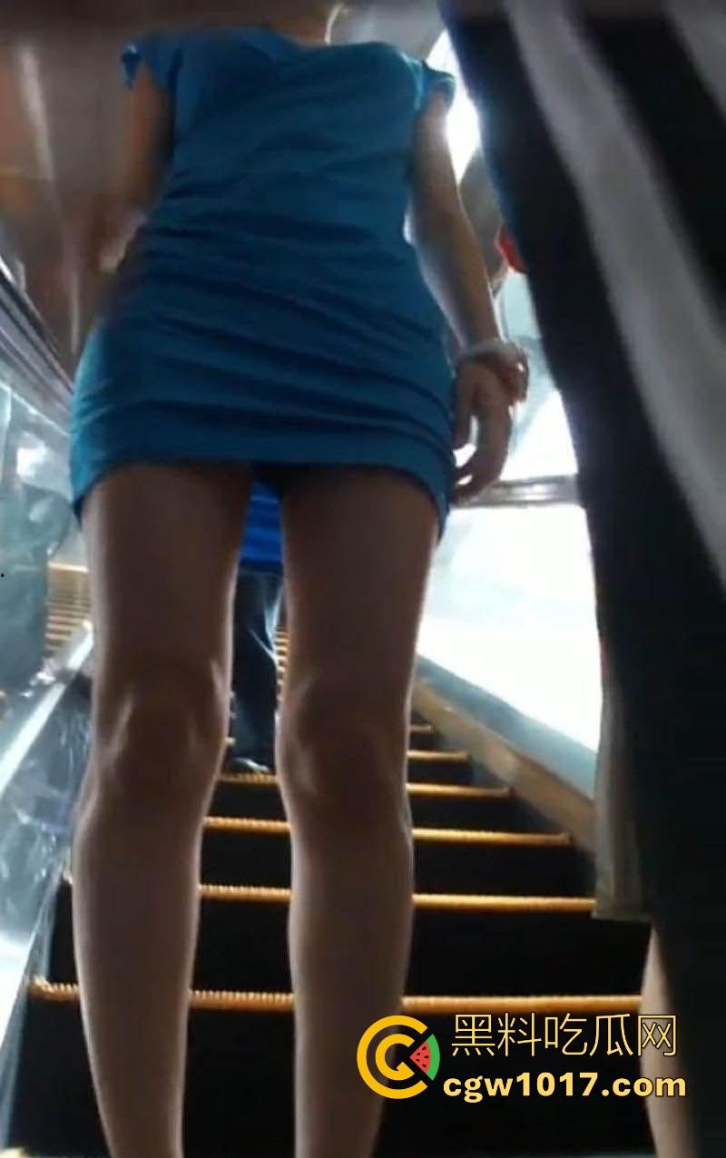 远古珍贵影像!大神竟抄底偷拍李小璐,深蓝包臀裙炸场蜂腰翘臀沟壑深邃,凸显柔韧曲线,当年真不怪pgone!-5