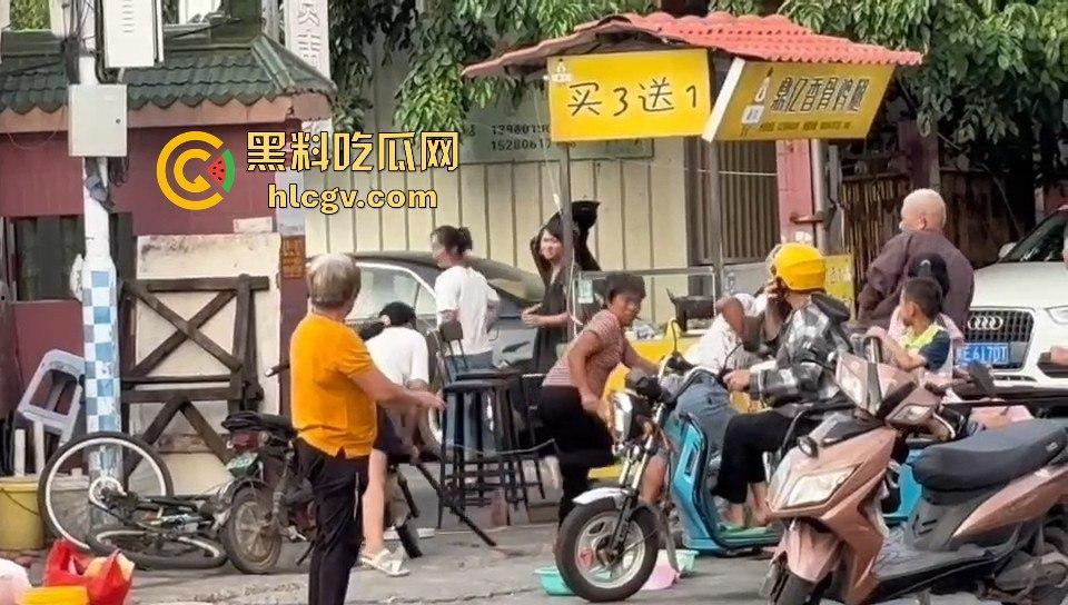 福建漳州海澄，女子不买水果被老太婆骂，结果碰到狠人，街上追着打！-7