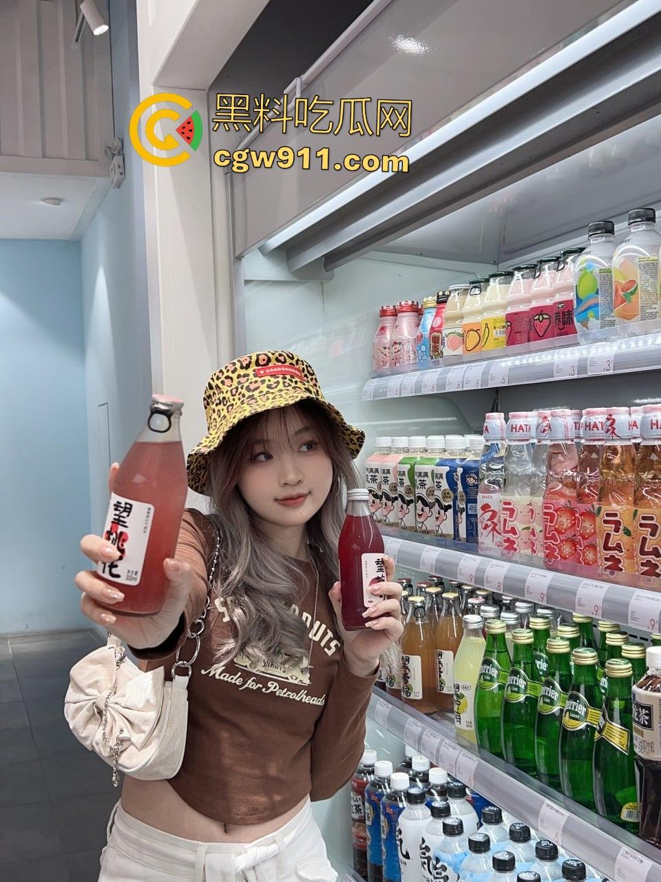 高颜值学妹看两次AV就学口交,震动棒玩不够,要男友指交潮吹,肥猪脸被扇仍浪叫“我要我要”!-1