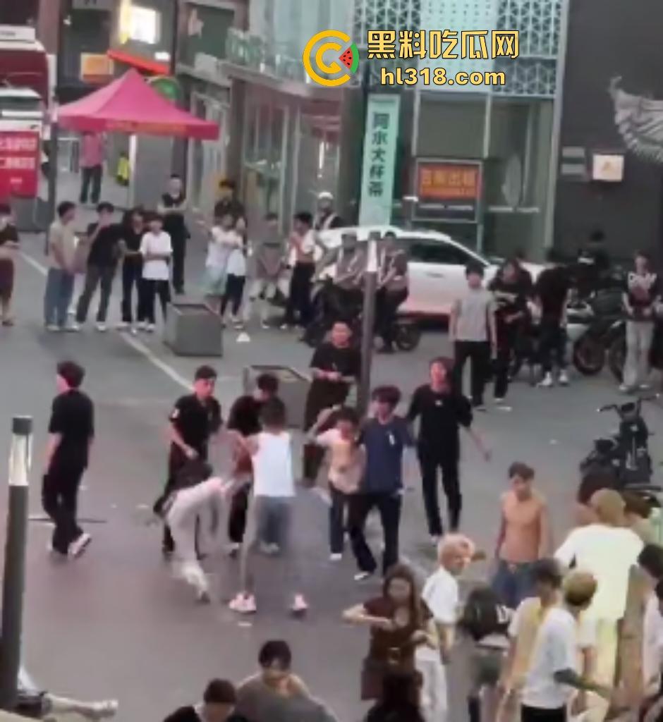 杀马特小年轻群殴纹身社会哥!啤酒瓶爆头血流成河,保安亭前打架无人管制!-1