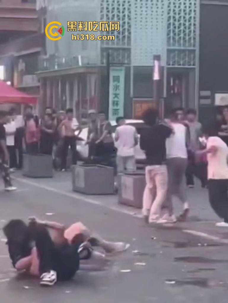 杀马特小年轻群殴纹身社会哥!啤酒瓶爆头血流成河,保安亭前打架无人管制!-6