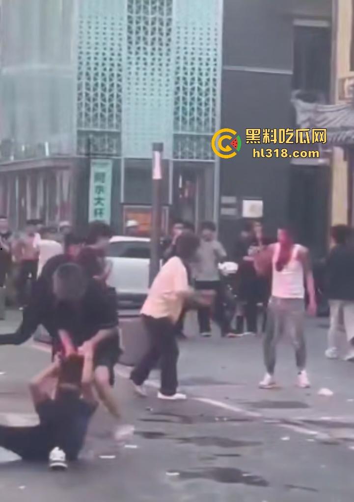 杀马特小年轻群殴纹身社会哥!啤酒瓶爆头血流成河,保安亭前打架无人管制!-7