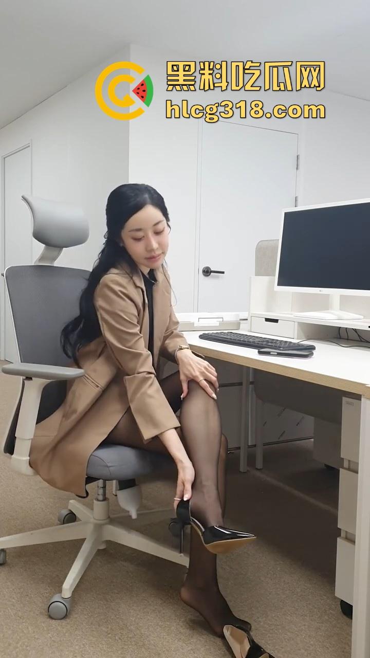 深夜加班后入极品OL同事！御姐身材极品美腿， 黑丝尤物深喉口交，站立爆操无套内射。脸骚劲十足！-2