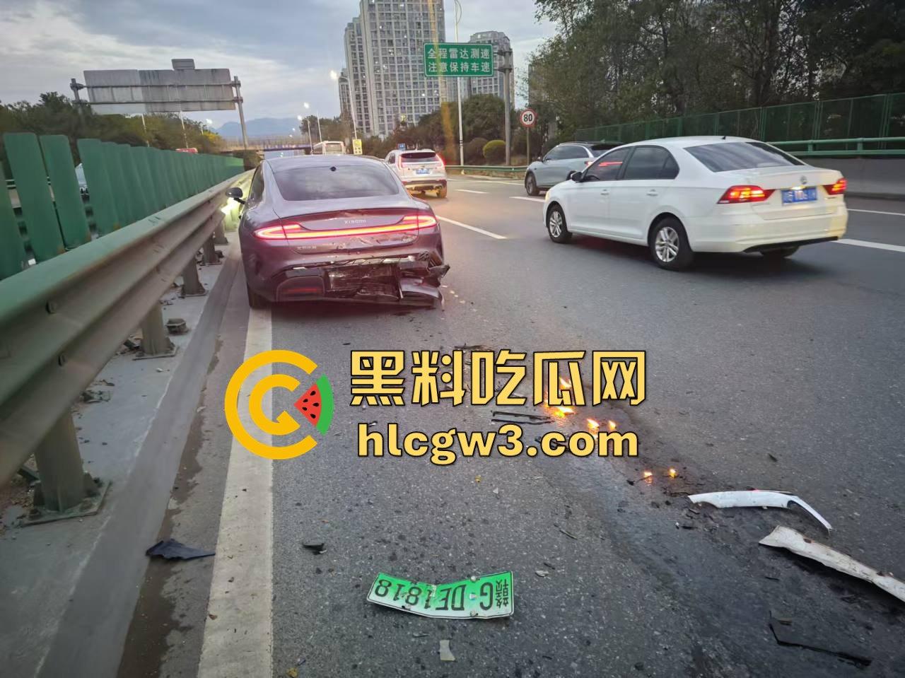 九江首辆紫色小米SU7遭遇车祸 电车安然无恙 油车烧成灰 雷总金字招牌造车没偷工减料！-6