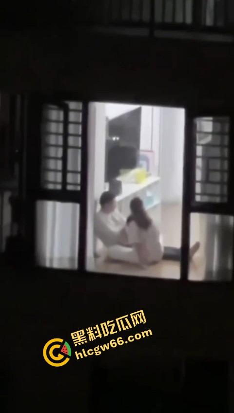 集美逆天操作，阳台晒鲍鱼不拉窗帘，白天晒鲍鱼，晚上老公就地现吃，主打一个鲜嫩刺激！-7