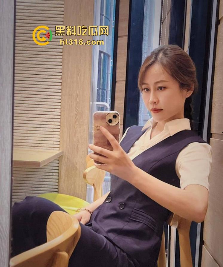 珍爱生命远离女司机！这是多倒霉呀，骑个电动车在路边停车场摔倒，被女司机碾压过去，这都看不到吗？-2