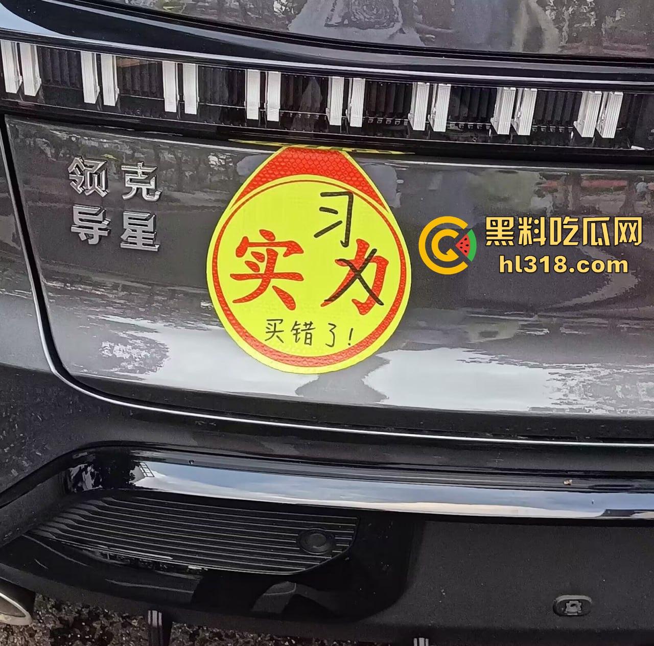 珍爱生命远离女司机！这是多倒霉呀，骑个电动车在路边停车场摔倒，被女司机碾压过去，这都看不到吗？-3