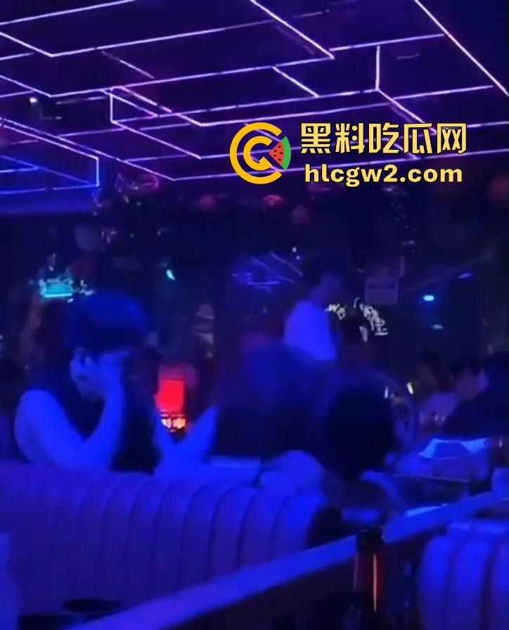 曼谷扶手女『卢依依』骚出天际!酒吧里直接开干,逼像磁铁吸住朋友的鸡儿不放手,瓜友看得亚麻呆住!-1