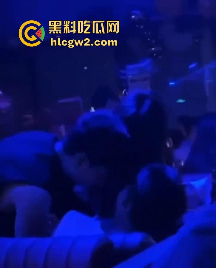 曼谷扶手女『卢依依』骚出天际!酒吧里直接开干,逼像磁铁吸住朋友的鸡儿不放手,瓜友看得亚麻呆住!-4