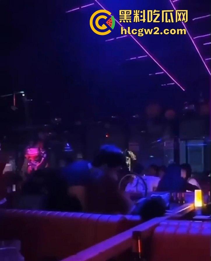 曼谷扶手女『卢依依』骚出天际!酒吧里直接开干,逼像磁铁吸住朋友的鸡儿不放手,瓜友看得亚麻呆住!-7