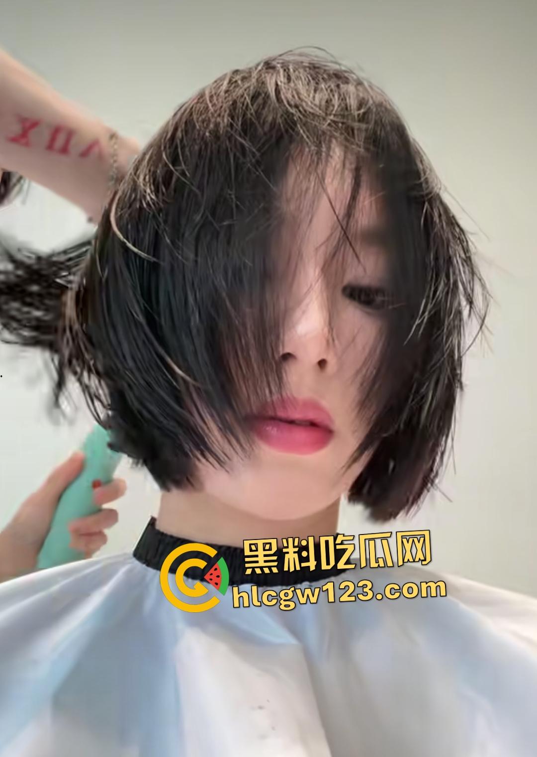 抖音【鱼一】乖巧小母狗口技逆天！平坦小腹浓毛骚逼，艺术女的爱好原来是口交！-2