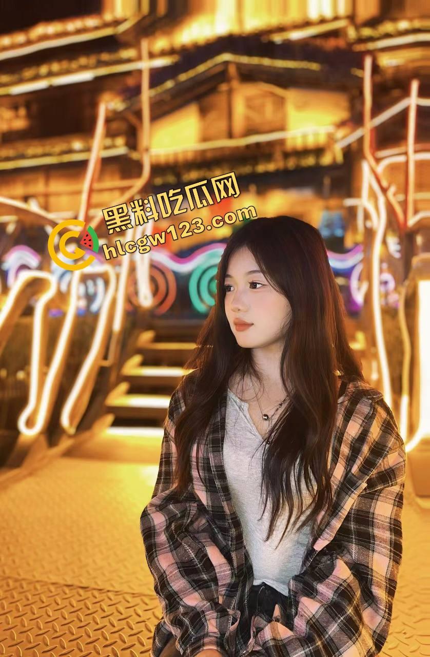 舔狗行为学一个礼物亲狗子一口,抖音女主播【小婷】舌头都伸进狗嘴里了,舔到狗都受不了了!-1