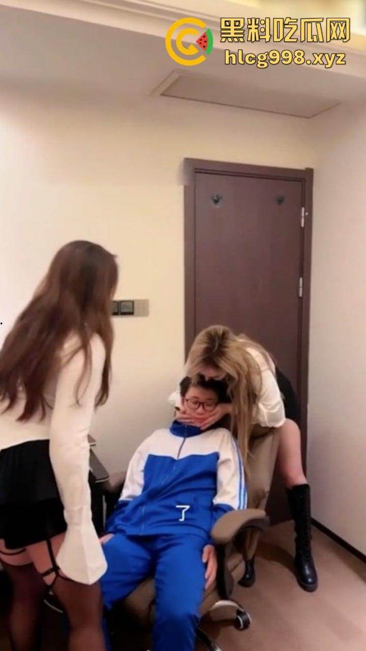 借火顺带给小处男破处! 尴尬场面让小姐姐崩溃了“小逼有点慌 求哥哥安慰”-8