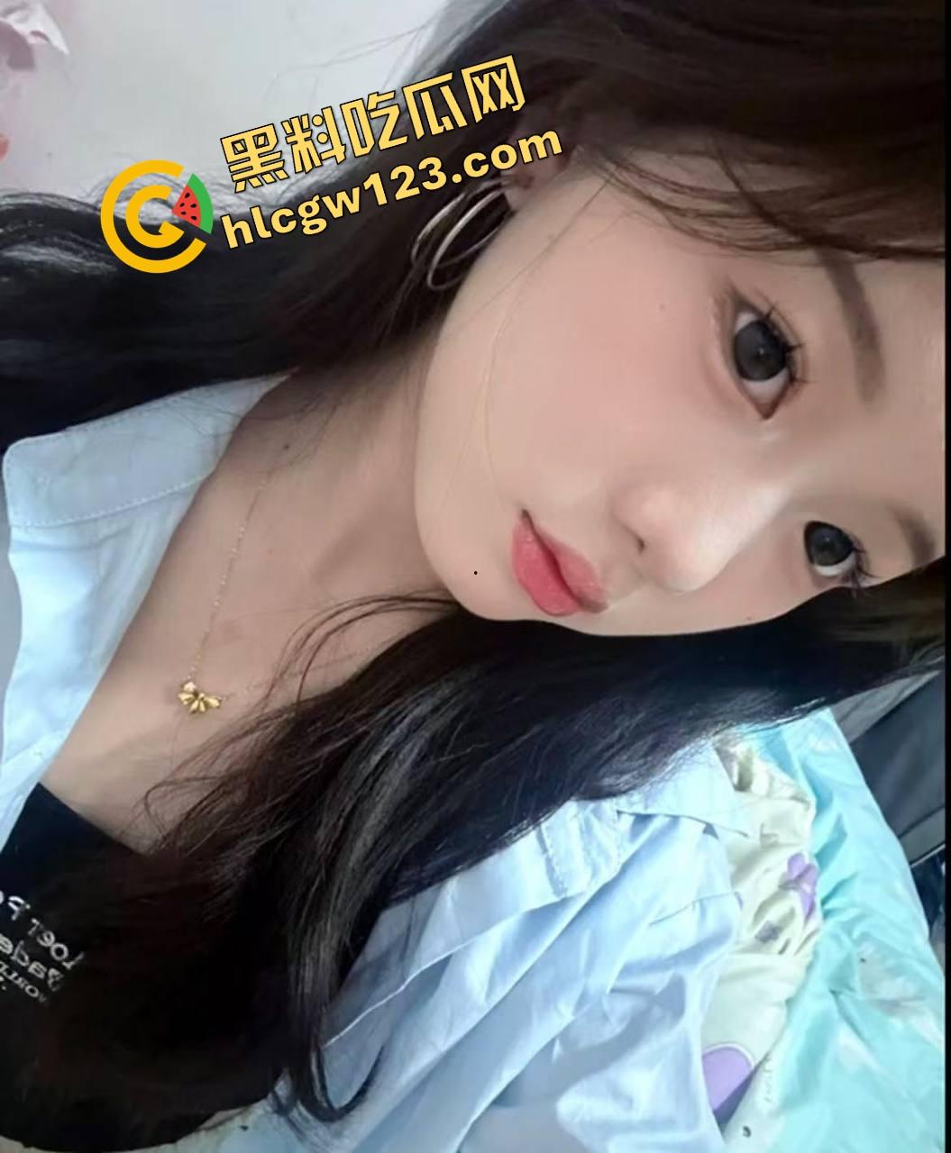 舔狗行为学一个礼物亲狗子一口,抖音女主播【小婷】舌头都伸进狗嘴里了,舔到狗都受不了了!-2