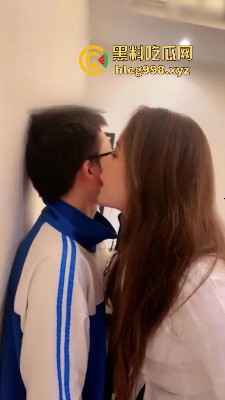 借火顺带给小处男破处! 尴尬场面让小姐姐崩溃了“小逼有点慌 求哥哥安慰”-12