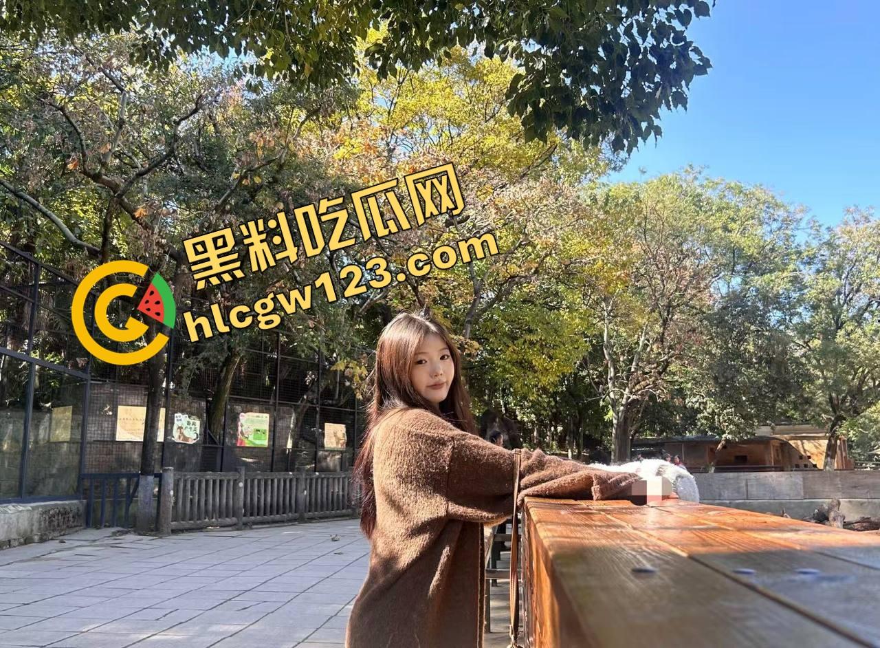 舔狗行为学一个礼物亲狗子一口,抖音女主播【小婷】舌头都伸进狗嘴里了,舔到狗都受不了了!-4