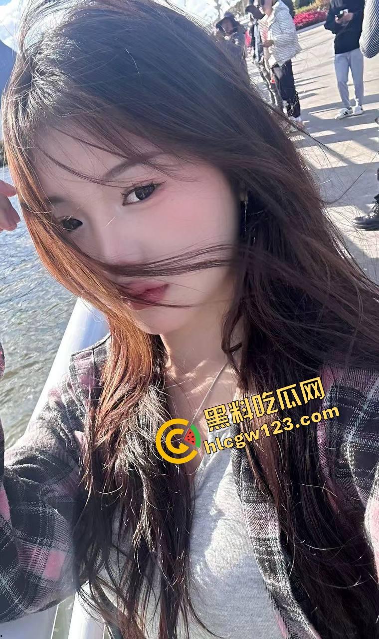 舔狗行为学一个礼物亲狗子一口,抖音女主播【小婷】舌头都伸进狗嘴里了,舔到狗都受不了了!-5