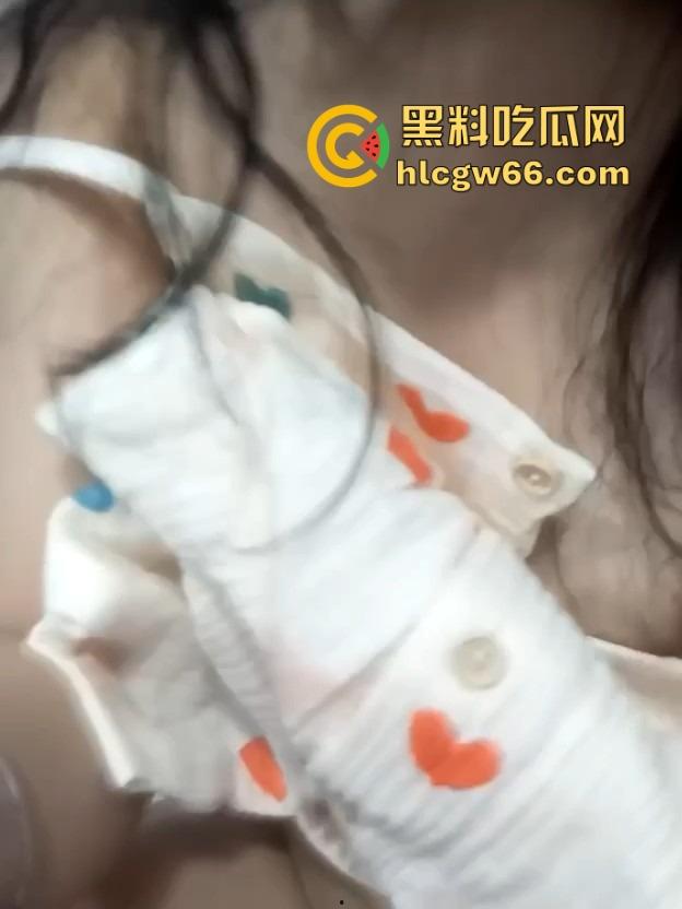 俩女同骚母狗塞跳蛋逛街，超市玩露出一路颤着浪叫进了更衣室，玩逼玩到高潮尿都流一地！-9