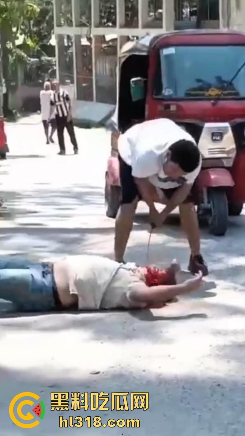 哥伦比亚绿帽男的愤怒,老婆被睡当街砍人,对着脑袋疯狂输出,操别人老婆的代价不小啊!-5