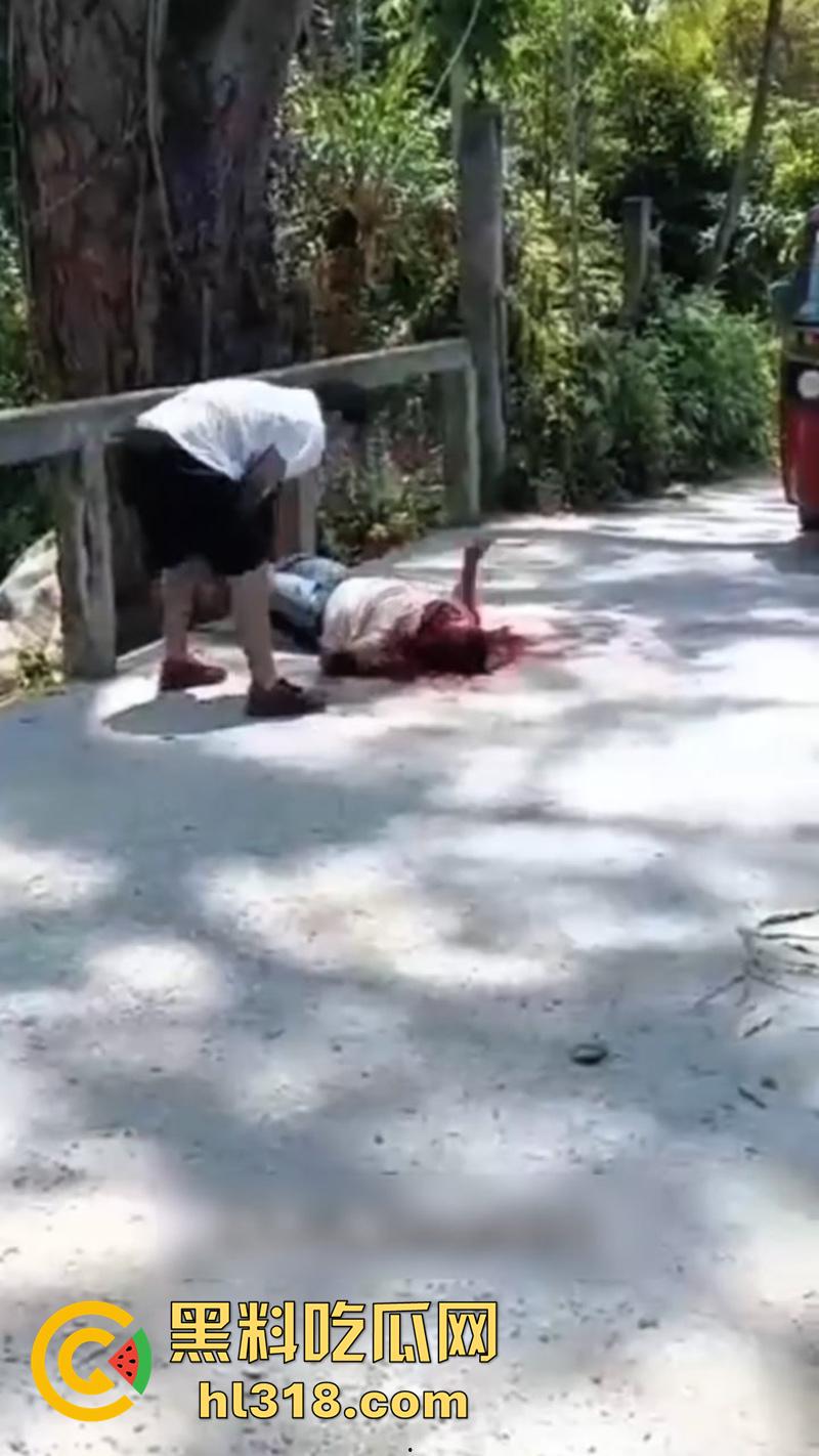 哥伦比亚绿帽男的愤怒,老婆被睡当街砍人,对着脑袋疯狂输出,操别人老婆的代价不小啊!-7