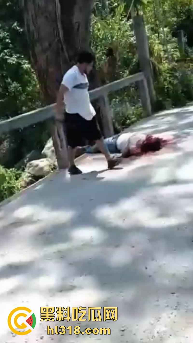 哥伦比亚绿帽男的愤怒，老婆被睡当街砍人，对着脑袋疯狂输出，操别人老婆的代价不小啊！-8