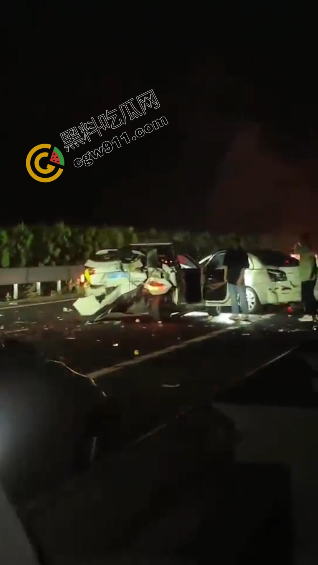 江苏盐城高速连环车祸现场视频曝光！发动机飞落路面激起追尾风暴，车辆如多米诺骨牌般纷纷倾覆-7