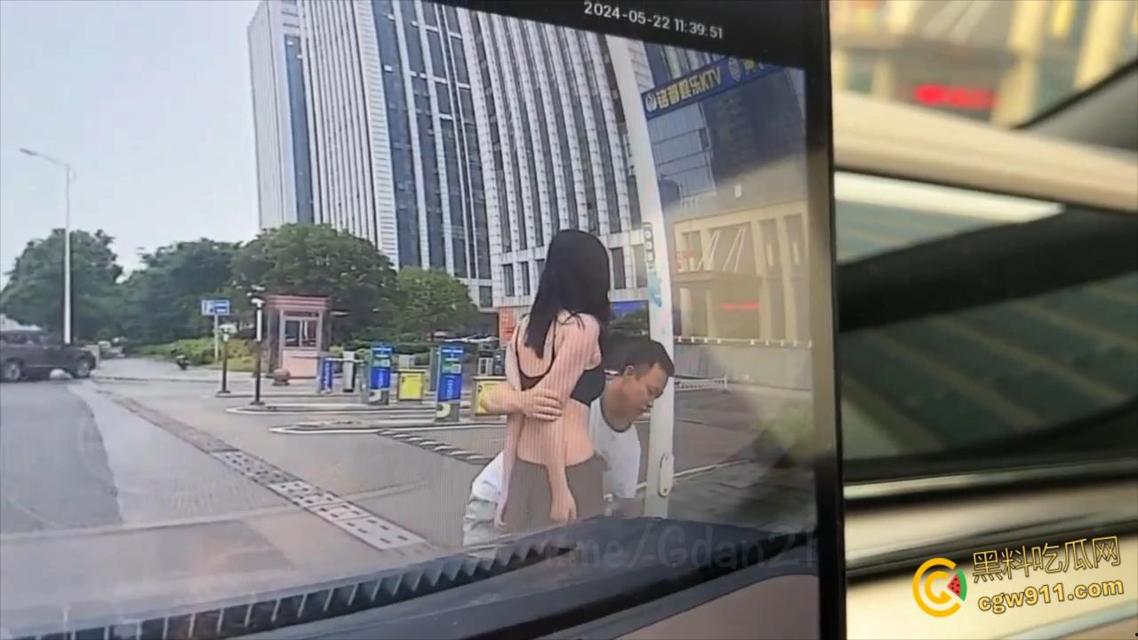 新能源汽车监控画面,小仙女一生气就开始脱衣服,男朋友不要阻拦啊,这是想自己出丑还是丢男友的脸呢 ?-5