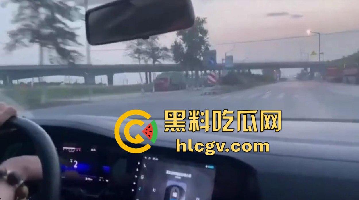 带妹飙到212码，大众车毁人亡！精神小伙翻车直播秒变吃席现场，欢迎瓜友围观！-2
