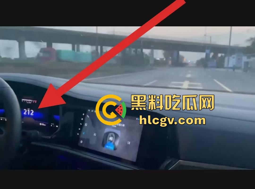 带妹飙到212码，大众车毁人亡！精神小伙翻车直播秒变吃席现场，欢迎瓜友围观！-5