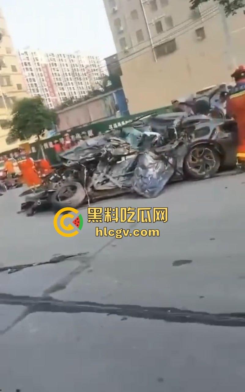 带妹飙到212码，大众车毁人亡！精神小伙翻车直播秒变吃席现场，欢迎瓜友围观！-10