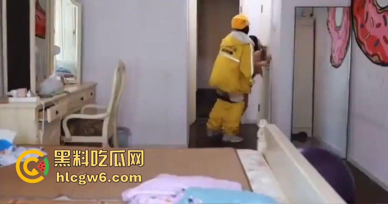 美团宣传片送炮小哥出新高度,剧情堪比三级片,男主日完逼拔屌无情跑得比外卖还快,裤子穿好全程不带犹豫!-7