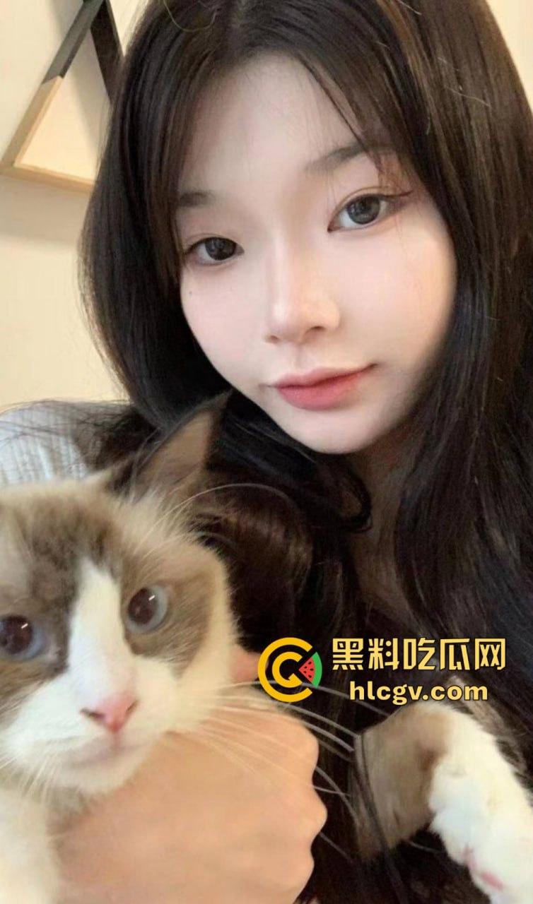 推特【委屈小狗】彻底放飞！黑丝长腿无毛嫩鲍各种姿势任人操，妥妥的后入极品！-1