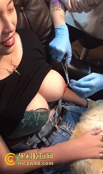 柳州精神小妹直播打乳环,大白奶挂铃铛淡定自若,SM调教系狗绳,这奶白花花真会玩!-12