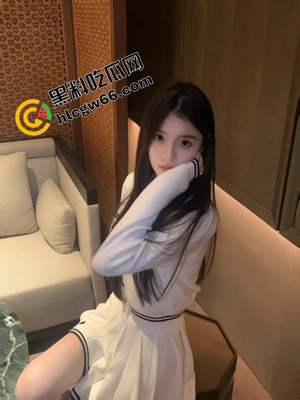 长沙KTV骚女一边唱爱拼才会赢一边坐在大哥鸡巴上骑出高音,敬业表演全程不跑调,大哥射完还夸专业!-4