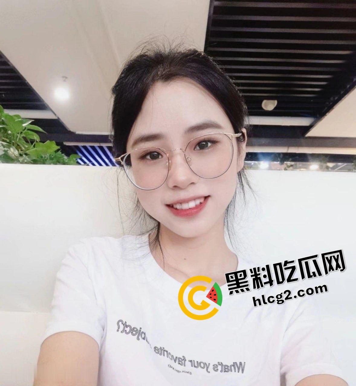 四川广元金融前台『周雨婷』假期与男友多体位爆干 按着鸡巴塞进肥逼里 前任曝出性爱视频！-3